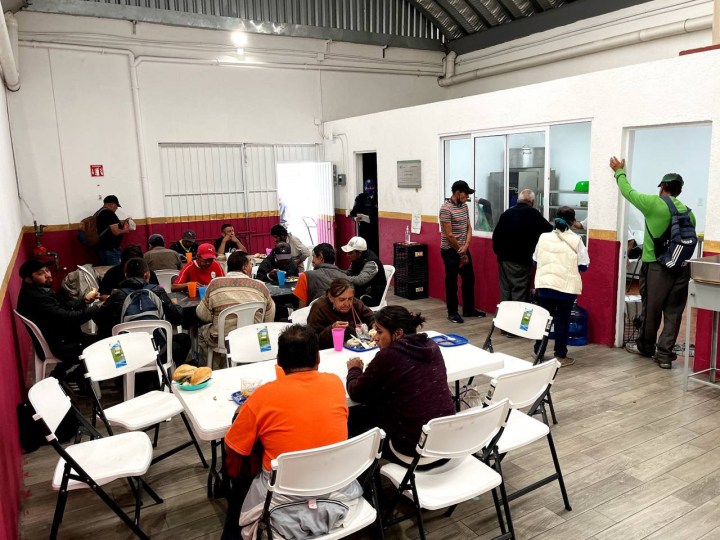 Comedor, personas consumen alimentos