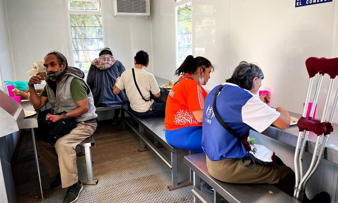 Comedor, personas consumen alimentos