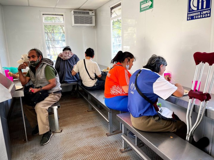 Comedor, personas consumen alimentos