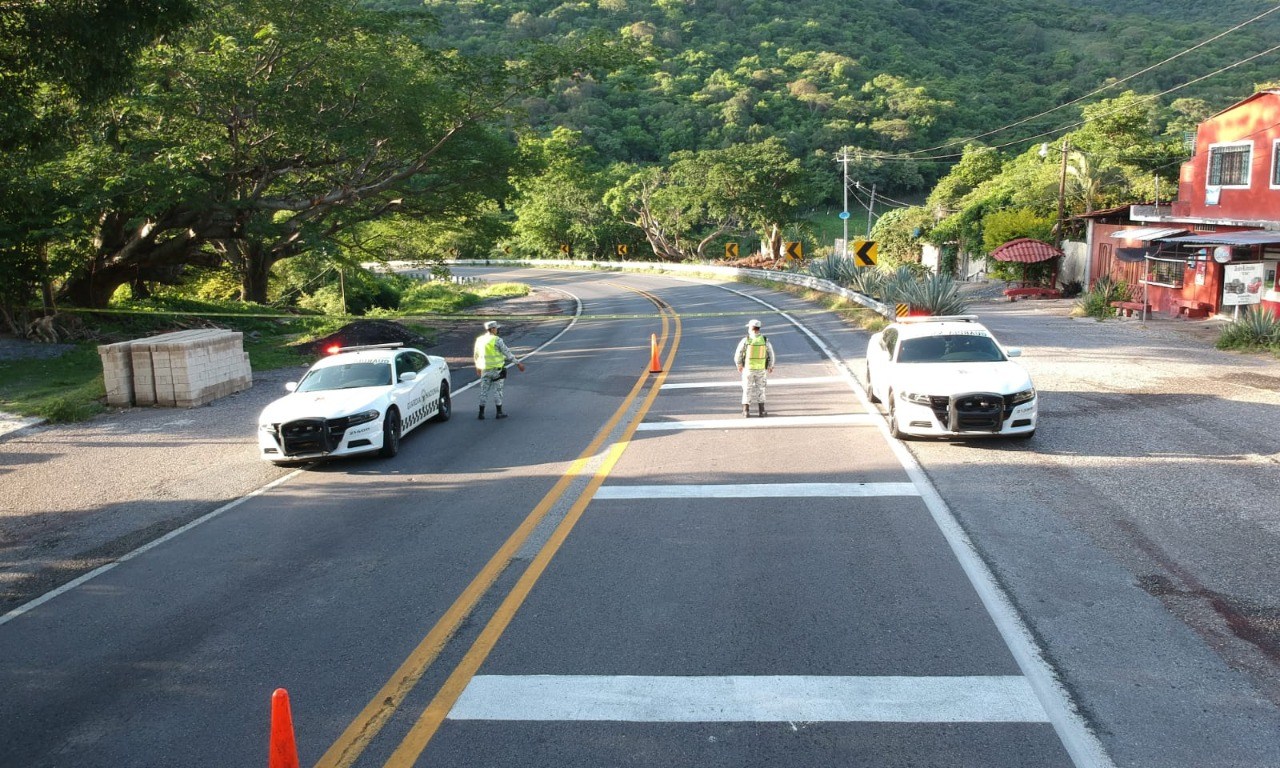 Personal de la Guardia Nacional en carretera