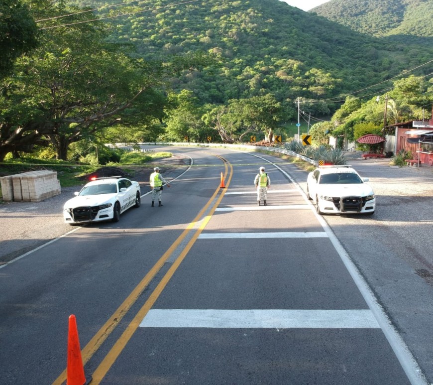 Personal de la Guardia Nacional en carretera