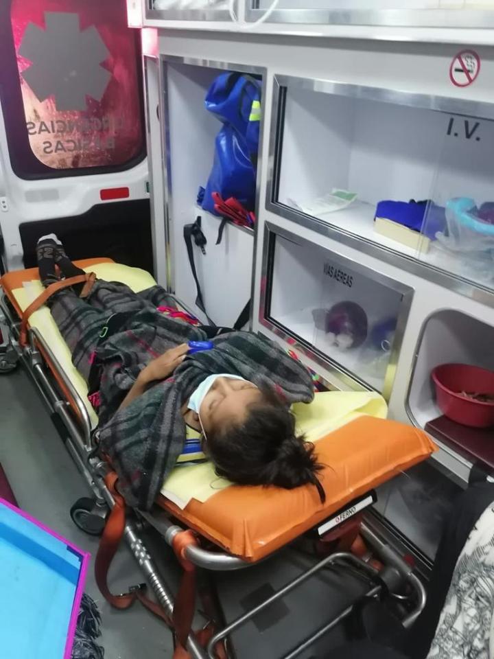 Mujer en ambulancia