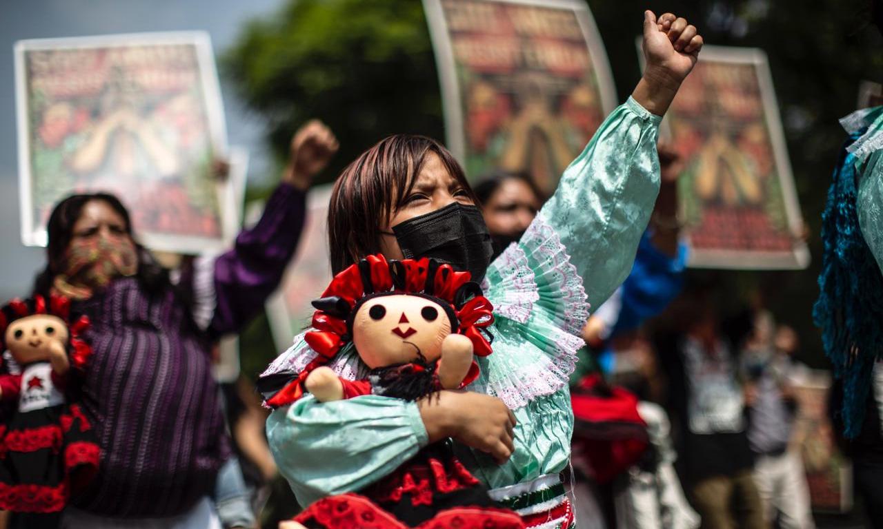 Mujeres de grupos indígenas marcha en la Cdmx