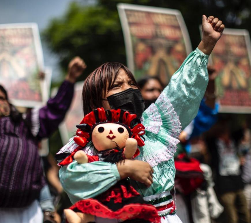 Mujeres de grupos indígenas marcha en la Cdmx