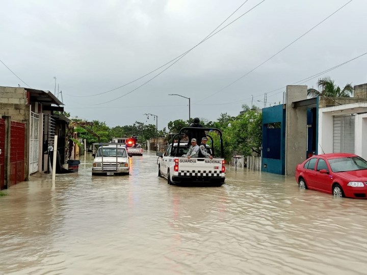Camioneta de la GN en una inundación