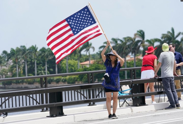 Mujer con bandera de los EU