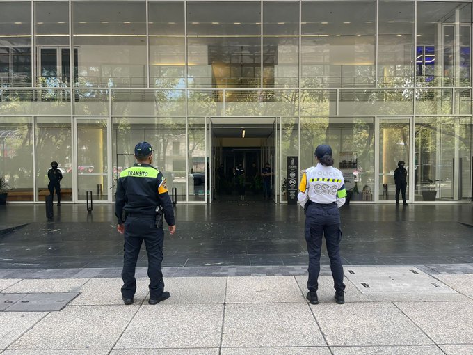 Policías resguardan edificios 
