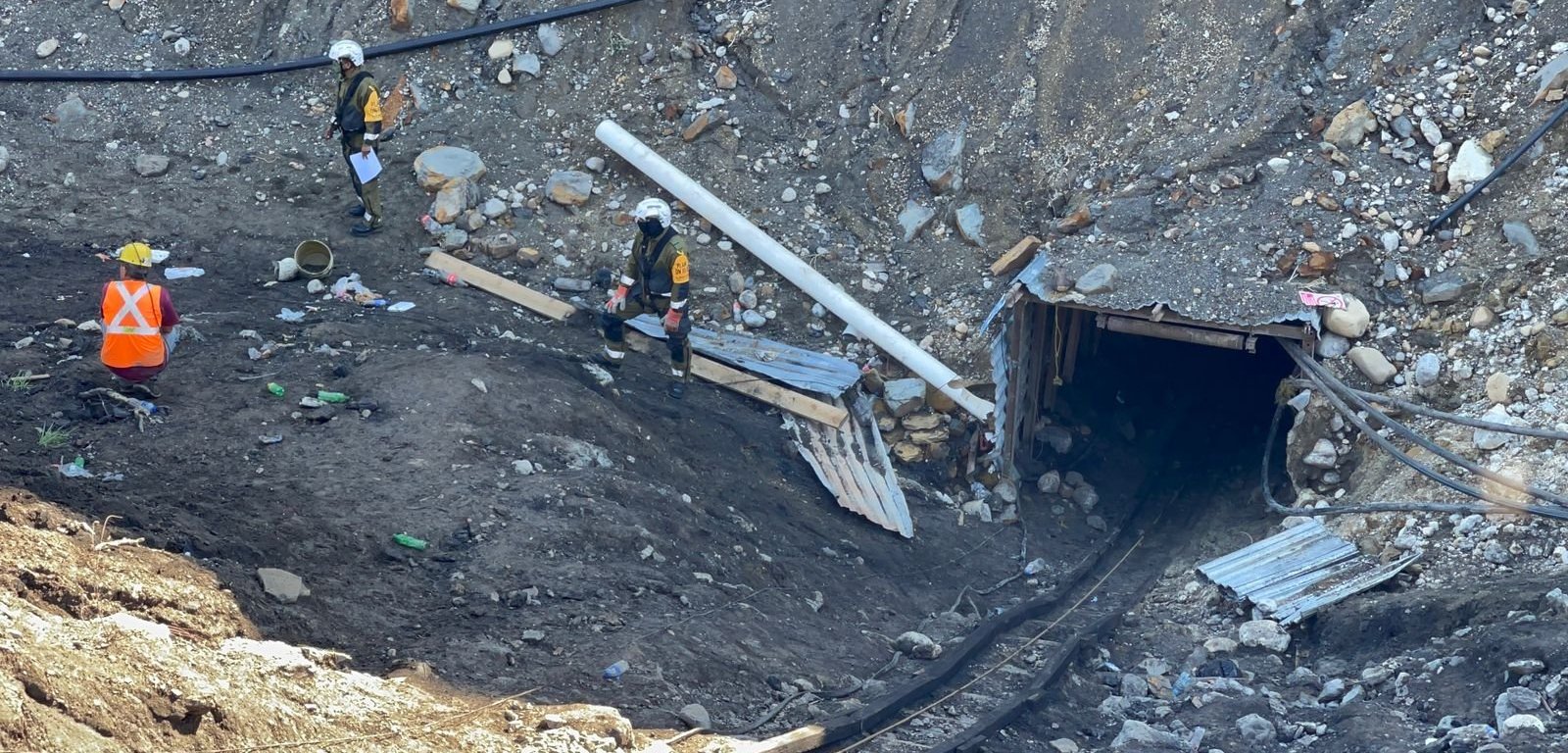 Personas atrapadas en una mina