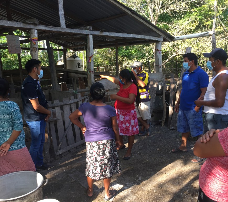 Personas del campo en corral