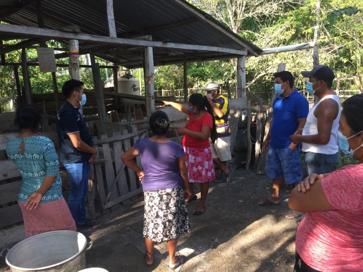 Personas del campo en corral