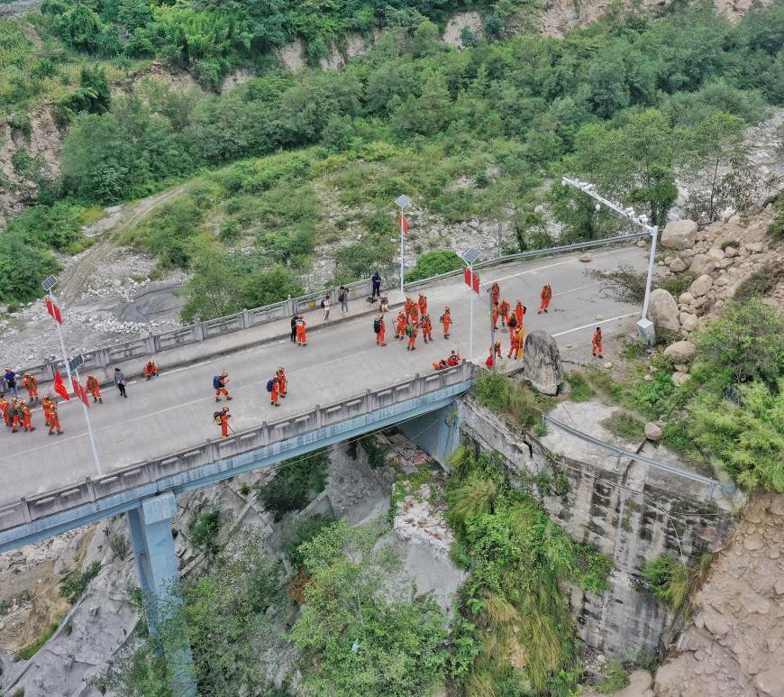 Caminos colapsados tras sismo en China