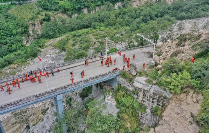 Caminos colapsados tras sismo en China 