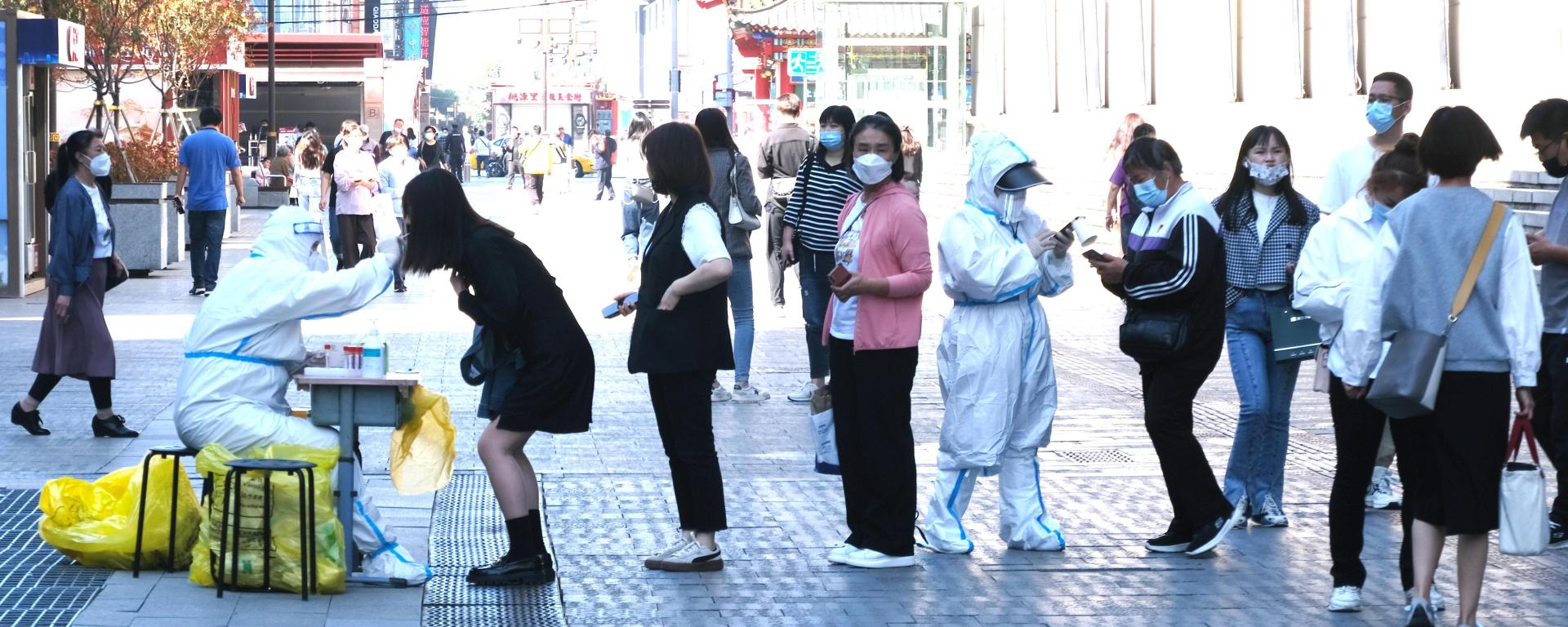 Personas en China los atienden por Covid