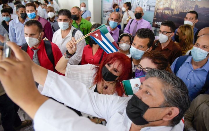 Layda Sansores recibe a médicos cubanos