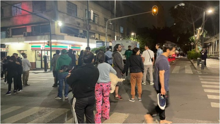 Personas en la calle, tras sismo