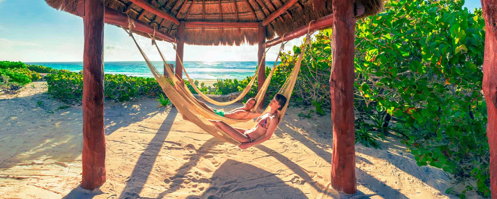 Turistas en hamaca en la playa