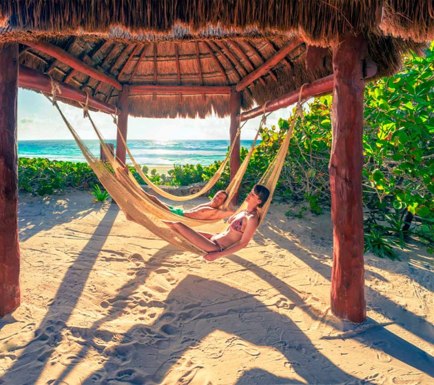 Turistas en hamaca en la playa