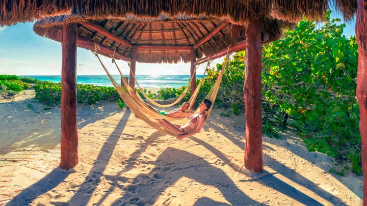 Turistas en hamaca en la playa