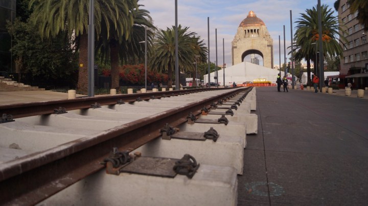 Vías del tren hacía el monumento a la Revolución