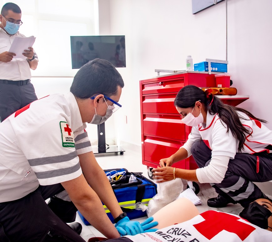 Atención de socorrista de la Cruz Roja