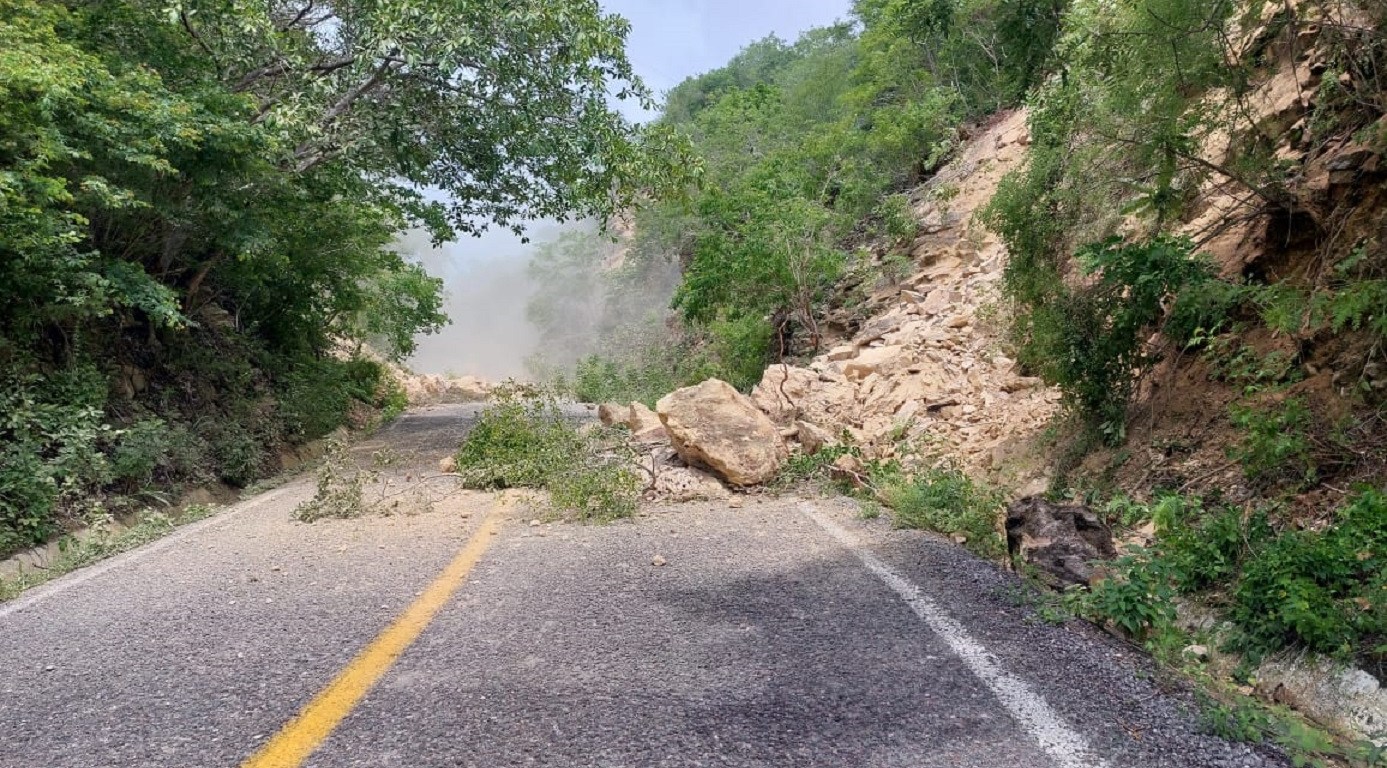 Carretera afectada por derrumbe