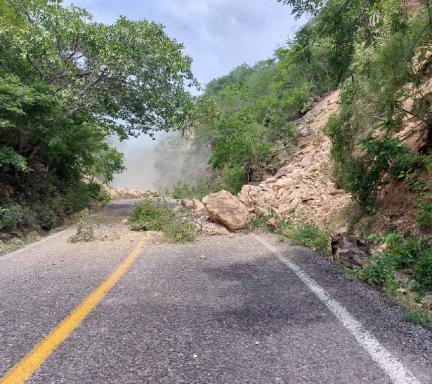 Carretera afectada por derrumbe