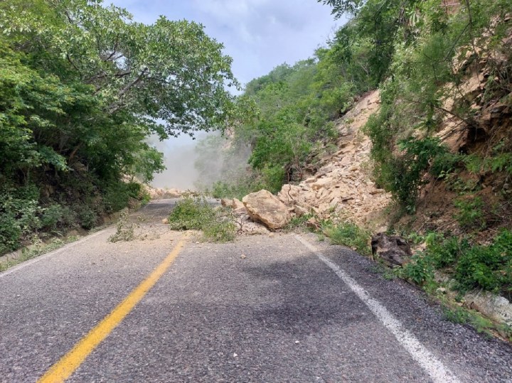 Carretera afectada por derrumbe