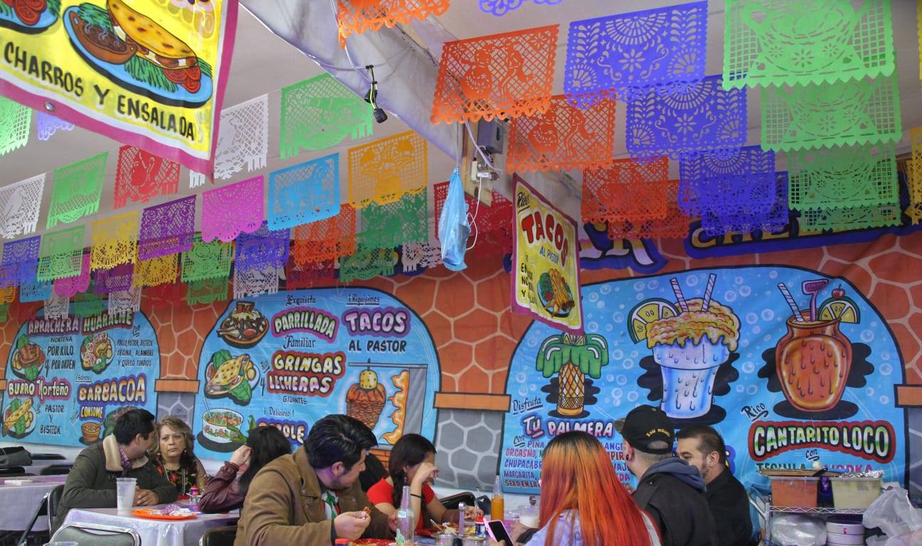 Tacos y comensales en restaurante