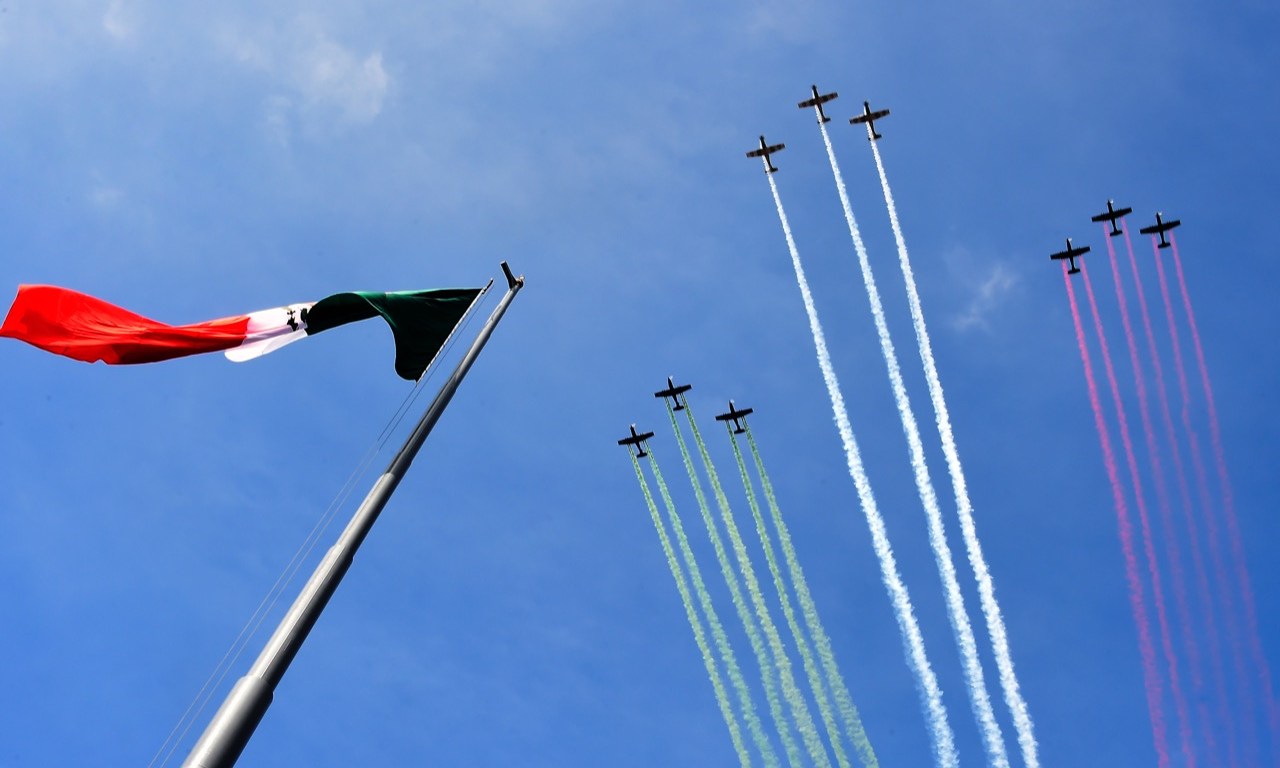 Aviones militares y bandera nacional