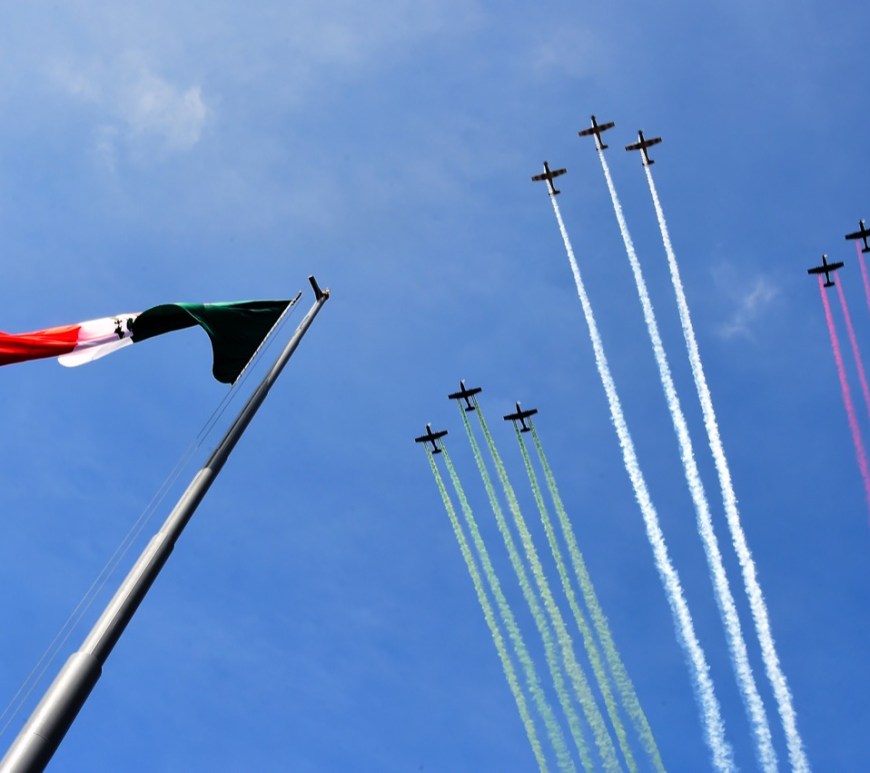 Aviones militares y bandera nacional