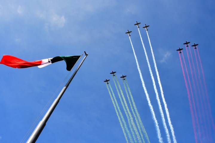 Aviones militares y bandera nacional