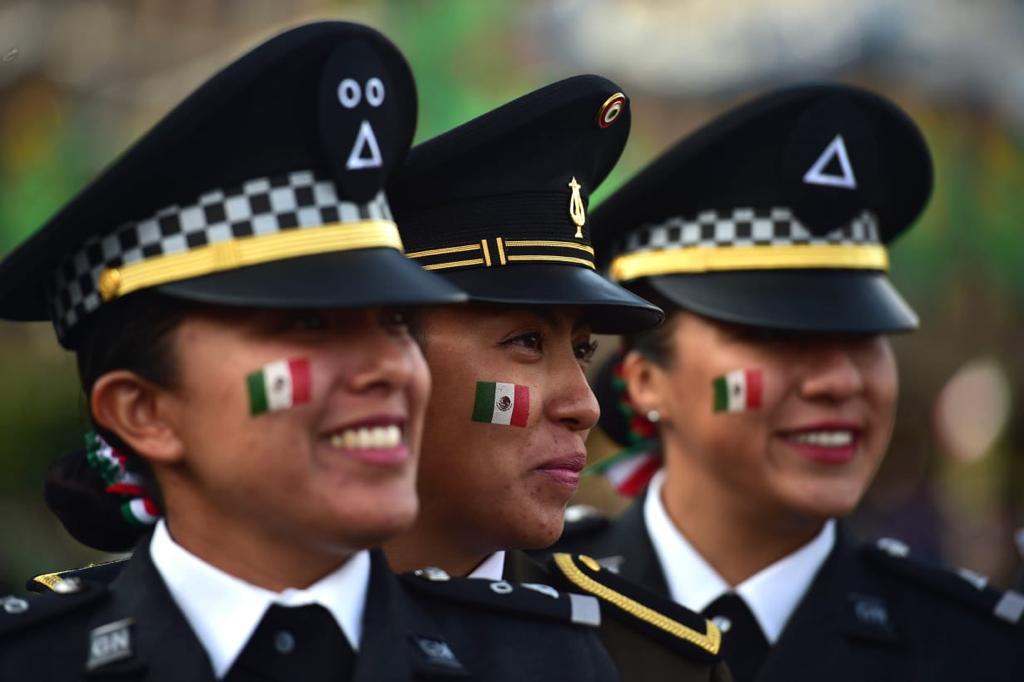 Policías en desfile militar