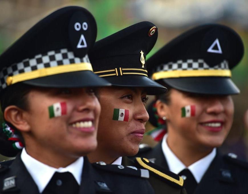 Policías en desfile militar