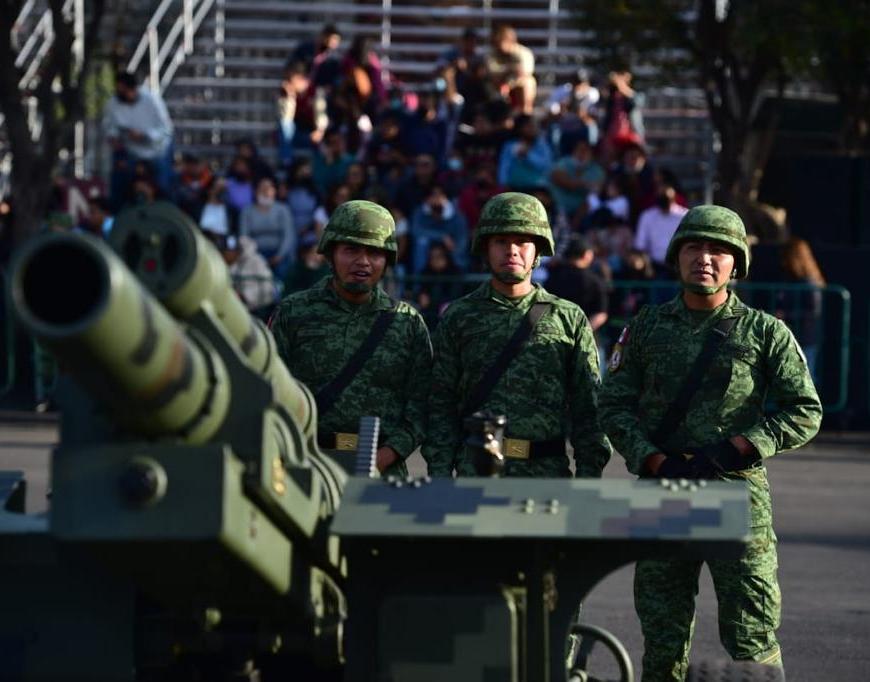 Soldados en desfile militar