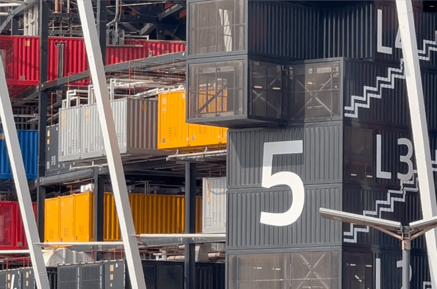 Qatar Estadio 974 es una infraestructura deportiva desmontable y ecosostenible hecha con contenedores de carga que ha llamado la atención por ser la primera estructura movil como sede de la fiesta mundialista