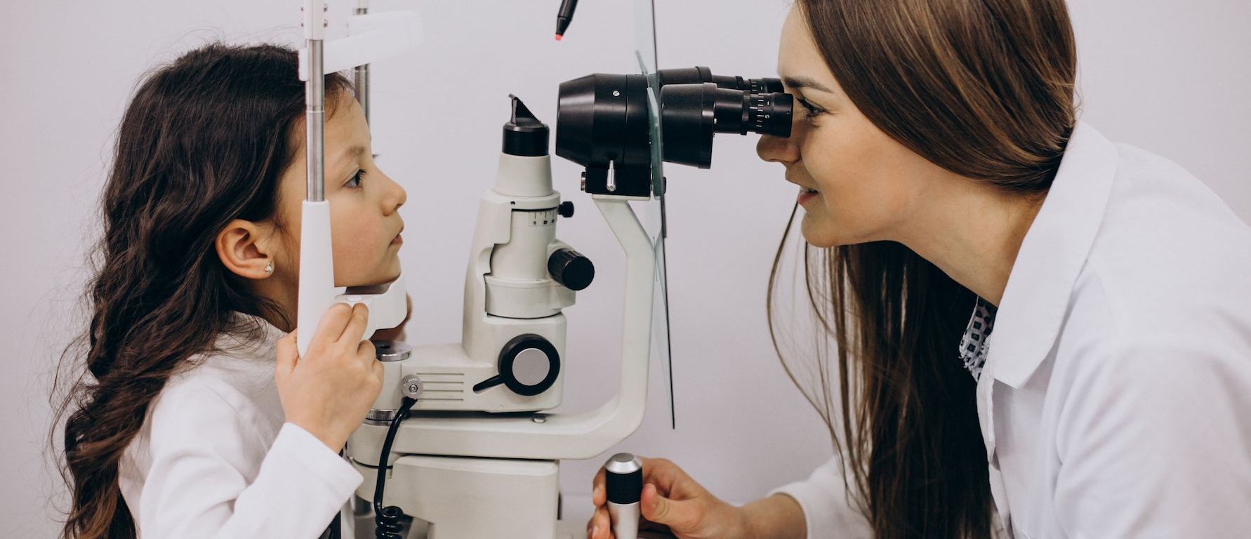 Menor con optometrista