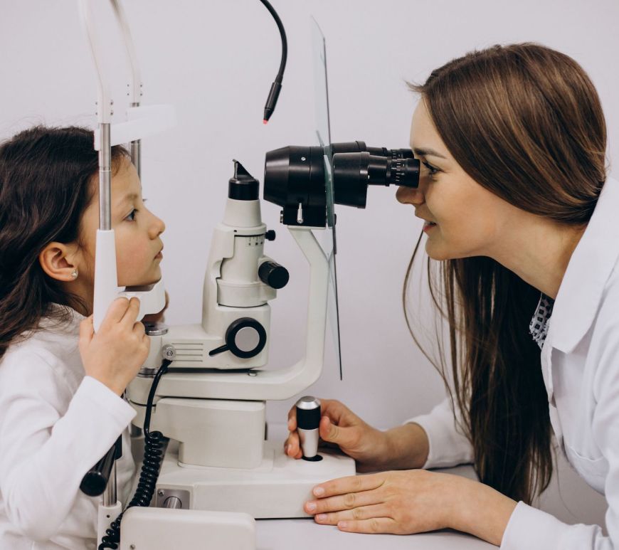 Menor con optometrista