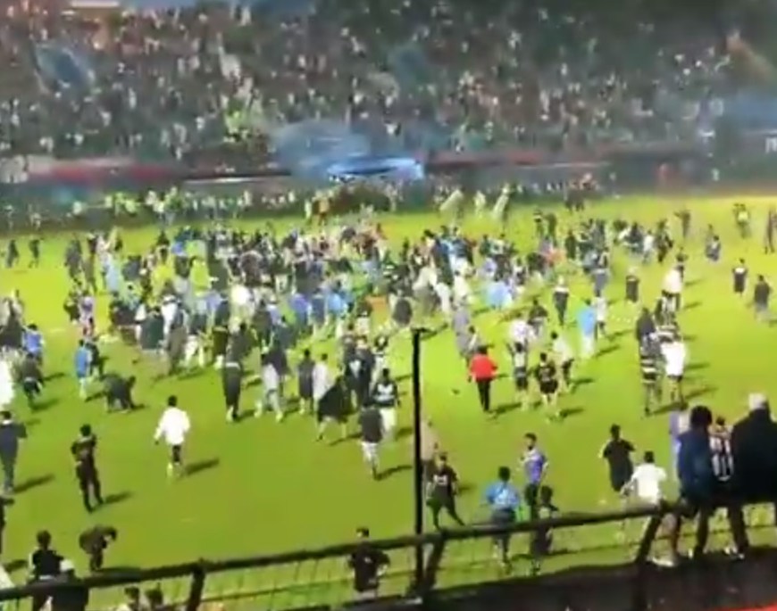 Más 120 personas sin vida tras disturbios en un partido de futbol en Indonesia