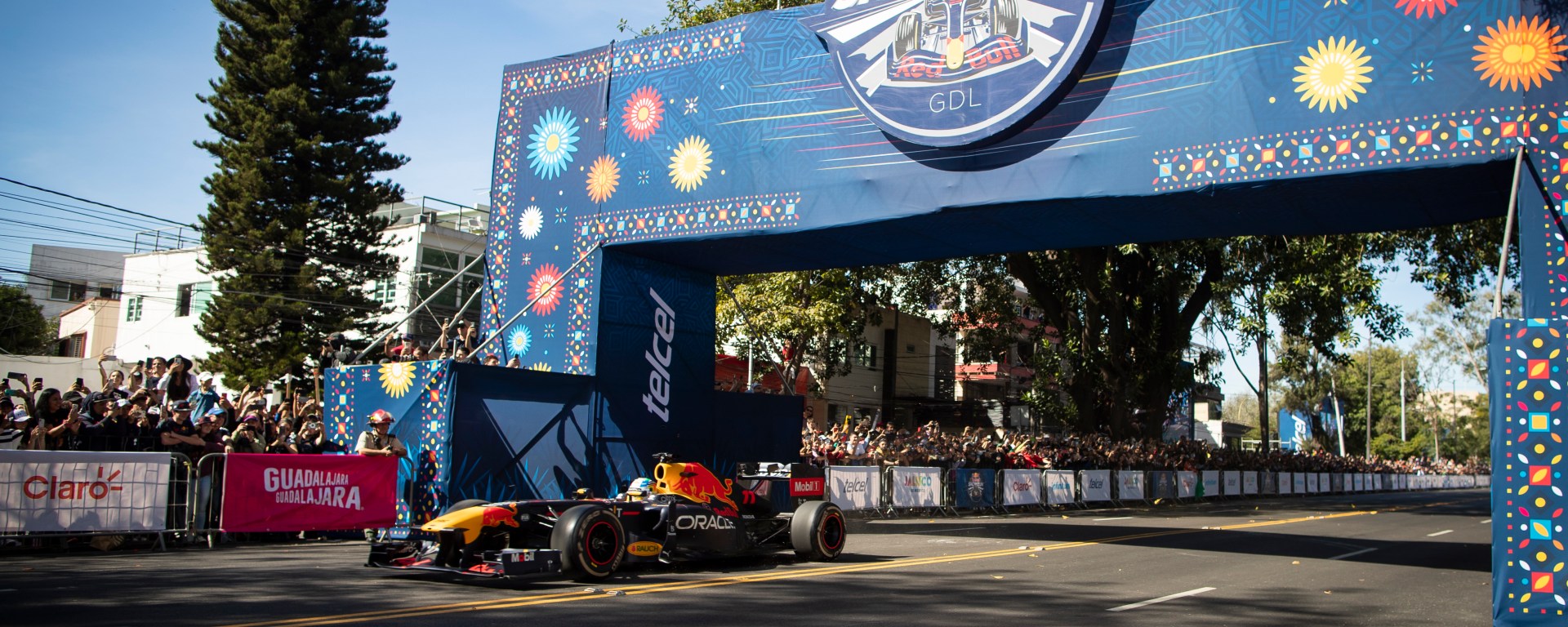 Auto de carreras en la meta