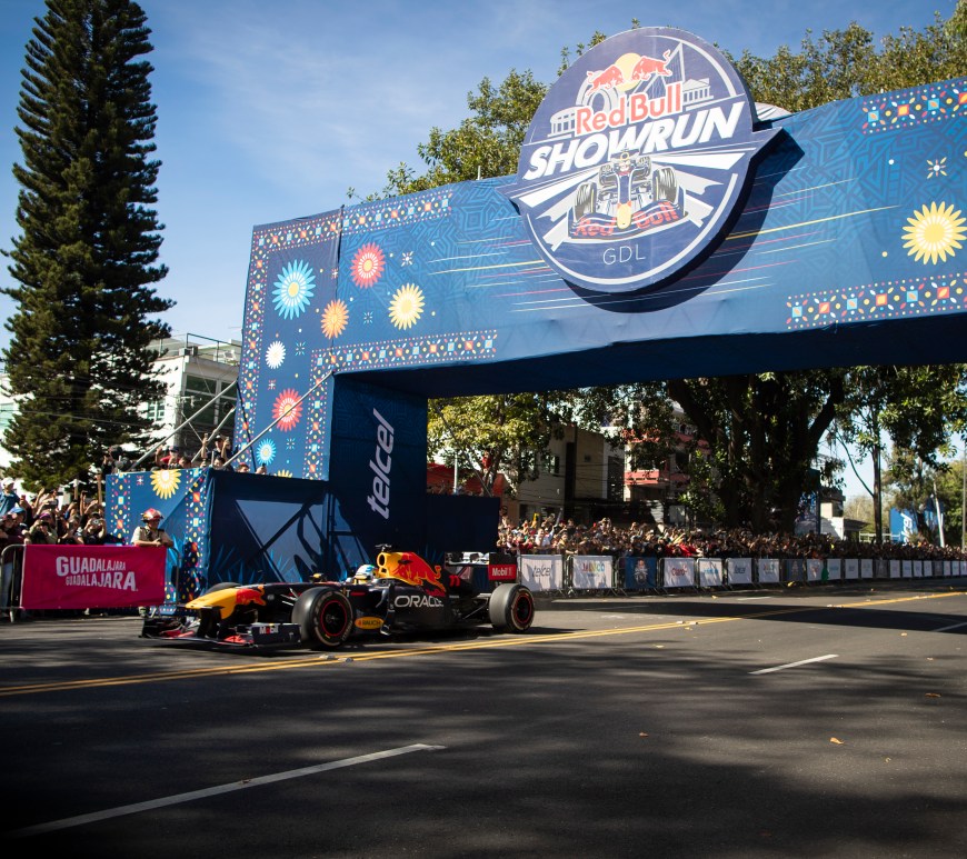 Auto de carreras en la meta