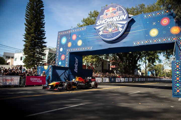 Auto de carreras en la meta