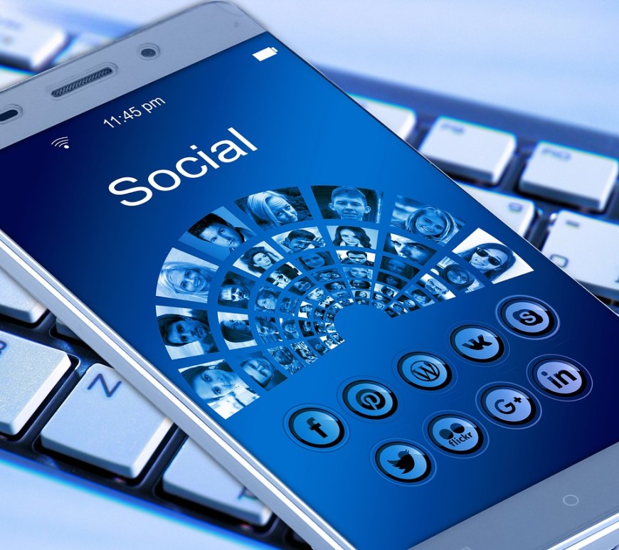 Celular con redes sociales
