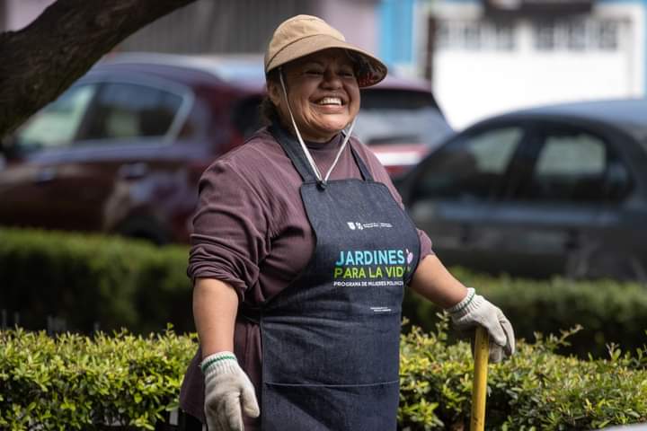 Trabajadora en jardín