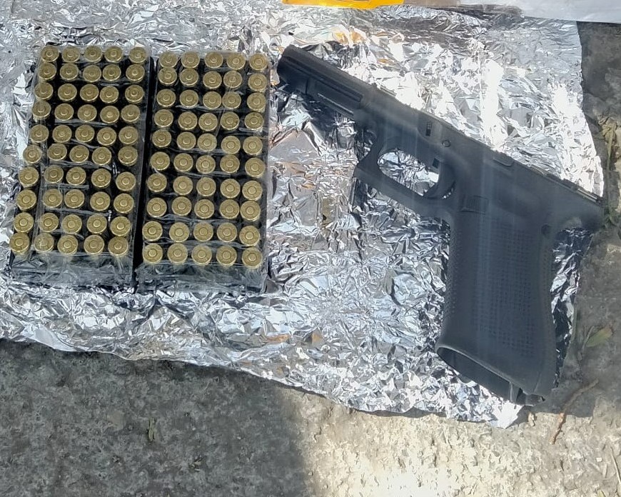 Arma de fuego y cartuchos