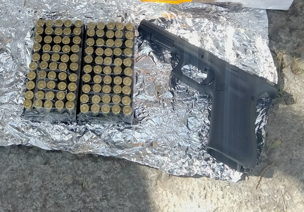 Arma de fuego y cartuchos