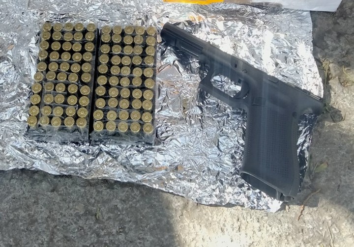 Arma de fuego y cartuchos