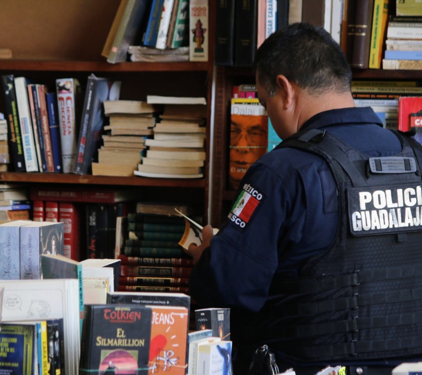 Policía de Guadalajara consulta un libro