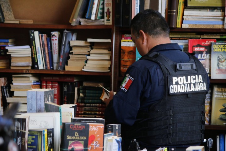 Policía de Guadalajara consulta un libro