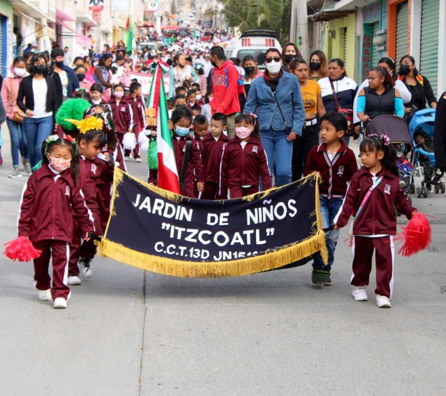 Defile de niños de primaria