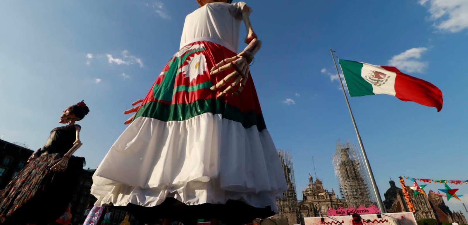 Altar de muertos en el Zócalo capitalino